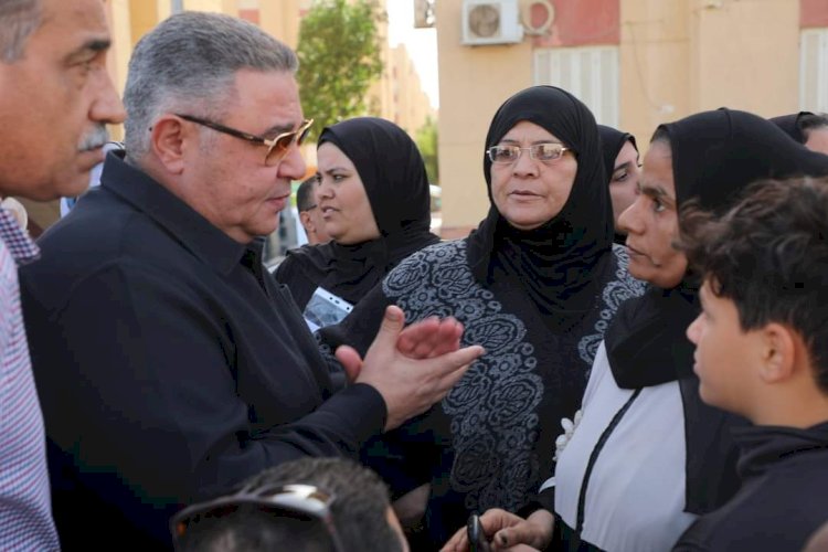 محافظ البحر الأحمر يلتقى المواطنين ويوجه بفحص طلباتهم خلال جولته بالغردقة