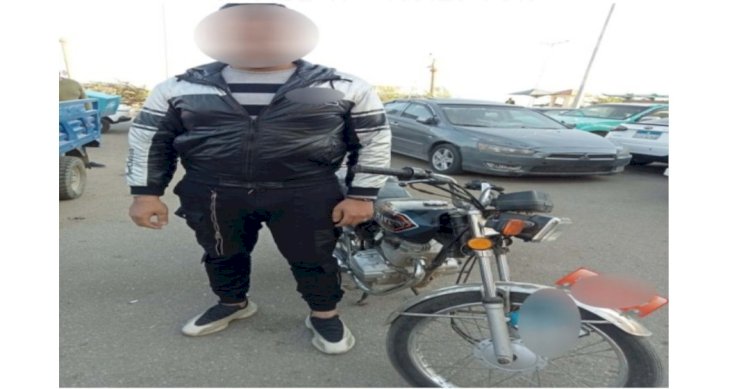 قائد دراجة بخارية حاملا سلاحا معرضا حياة المواطنين للخطر