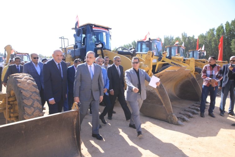 الفقي واعضاء لجنة التنمية المحلية يتفقدون اصطفاف المعدات بسوهاج الجديدة