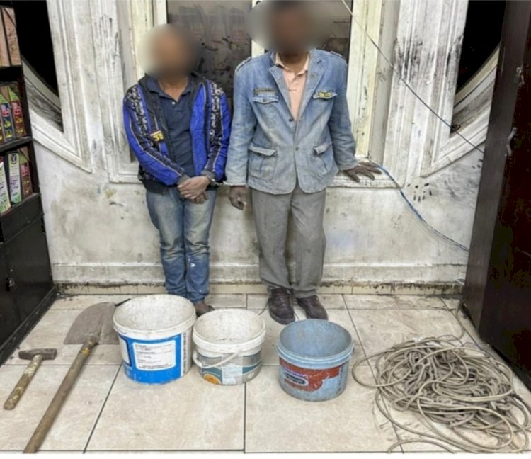 عاملان ينقبان عن الاثار بالقاهرة