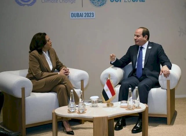السيسي يستقبل نائبة الرئيس الأمريكي على هامش أعمال قمة المناخ "كوب ٢٨" بدبي