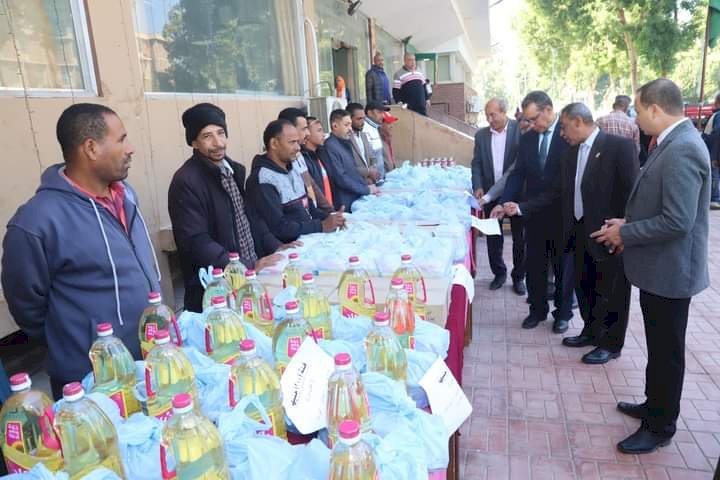 معرض للسلع الغذائية  للعاملين بجامعة جنوب الوادي 