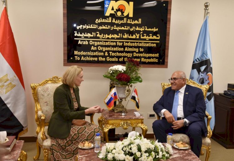 رئيس العربية للتصنيع يجري مباحثات مع كبار مسئولي الشركات بمعرض ايديك