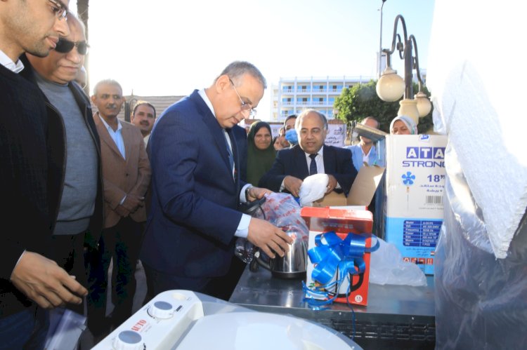 بالتعاون مع البنك الزراعي المصري والمجتمع المدني الفقي يسلم جهاز "٣٠"عروس