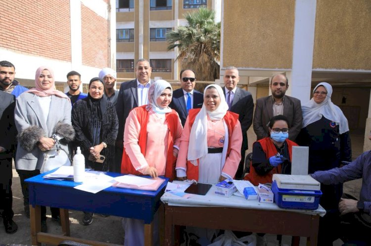 محافظ سوهاج يتابع الانتخابات بلجان الشهيد طيار بحي غرب