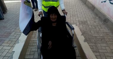 مسنة تتجاوز 80 عاما تدلى بصوتها فى انتخابات الرئاسة بالمنيا على كرسى متحرك