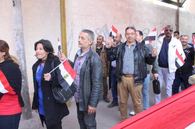 العاملون بالهيئة العربية للتصنيع يحتشدون بطوابير لجان الانتخابات الرئاسية