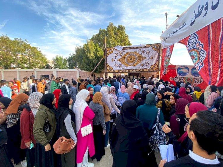 طلاب حقوق جنوب الوادى يلبون نداء الوطن بالمشاركة فى الانتخابات الرئاسية 