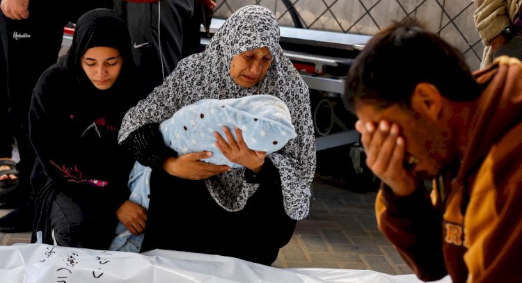 شُيع برداء طفولته.. استشهاد رضيع وُلد بعد اندلاع الحرب على غزة