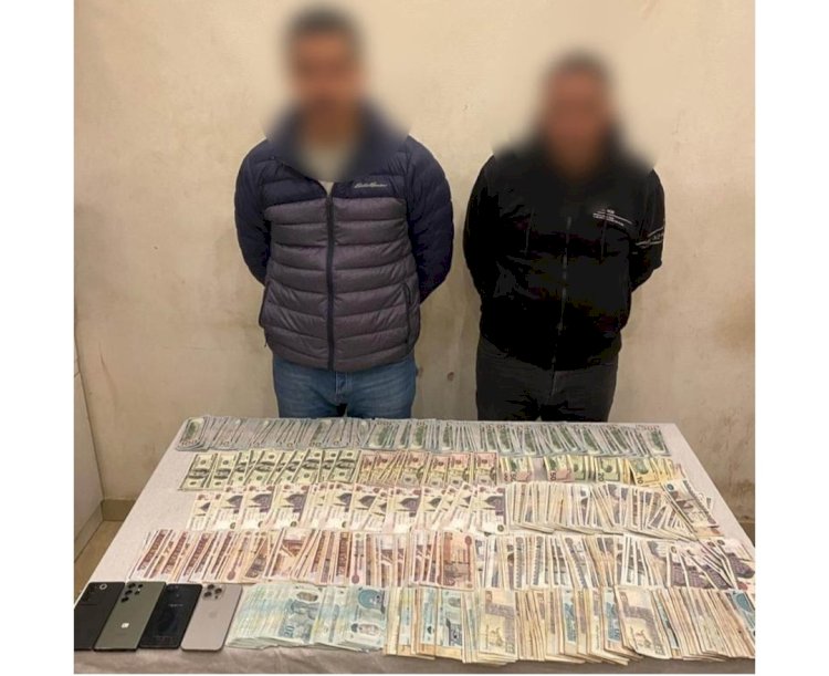 صاحب محل بيع الهواتف المحمولة تاجر نقد اجنبي