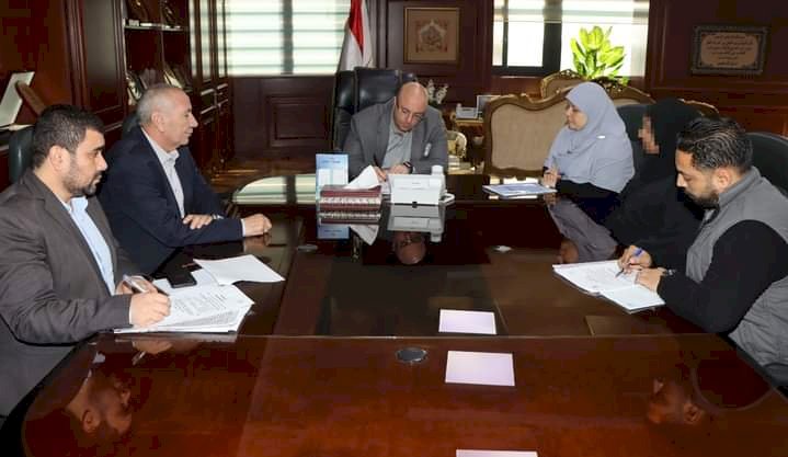 محافظ بني سويف يقرر صرف إعانة مالية لمساعدة إحدى السيدات وعلاج لابنتها المريضة بسبب ظروف الأسرة المادية  