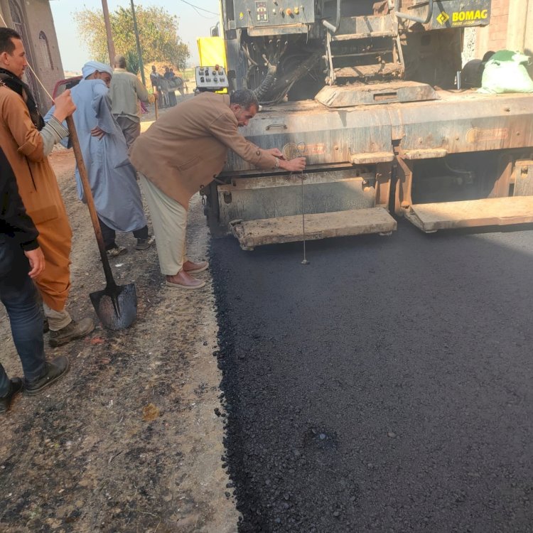 محافظ سوهاج يتابع اعمال الرصف بطريق ساقلته