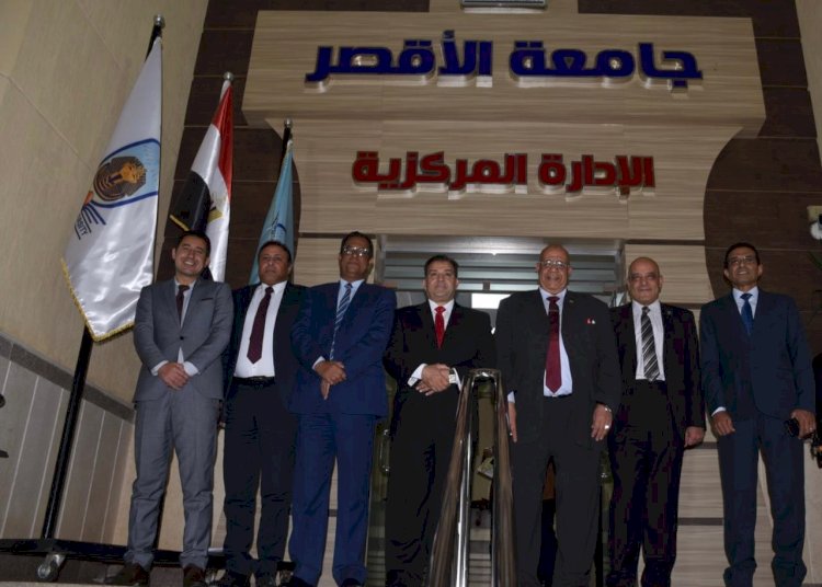 رئيس جامعة جنوب الوادي يشارك فى لجنة اختيار الوظائف القيادية العليا بجامعة الأقصر                          