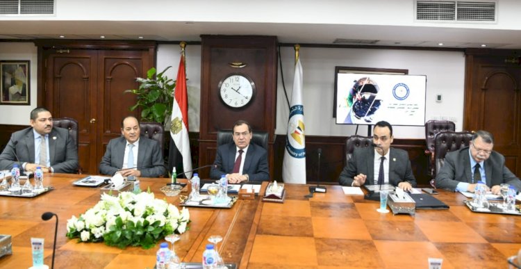 الملا يستعرض الموقف التنفيذ لمبادرة تحويل السيارات للغاز الطبيعي