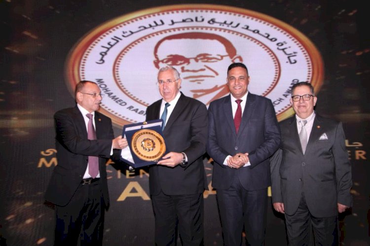 القصير يسلم الجوائز للفائزين بجوائز جامعة الدلتا في مجال الزراعة والامن الغذائي