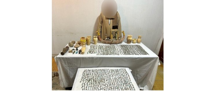 ضبط موظف بالمعاش بحوزته قطع اثار بقصد الاتجارفيها بالمنيا