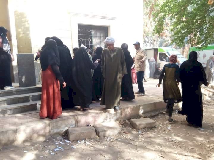 الكشف علي ١٠٥٣ مواطن بالقافلة الطبية بالعليقات بمركز قوص