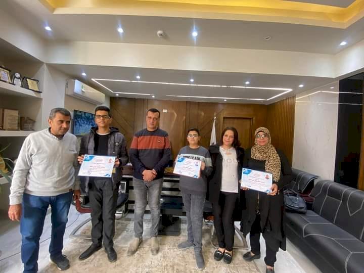 وكيل تعليم قنا يكرم الطالبان الفائزان في مسابقة اعياد الطفولة