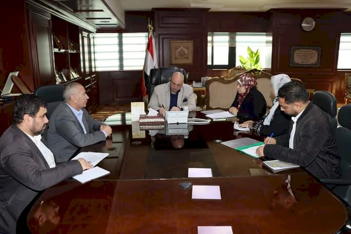 محافظ بني سويف يقرر صرف مساعدة لإحدى السيدات بسبب ظروفها المادية