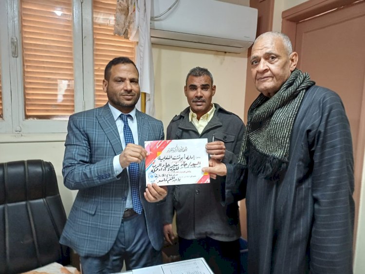 تعليم ابوتشت: قاصد يكرم جاد على تفانيه وأدائه المتميز في العمل