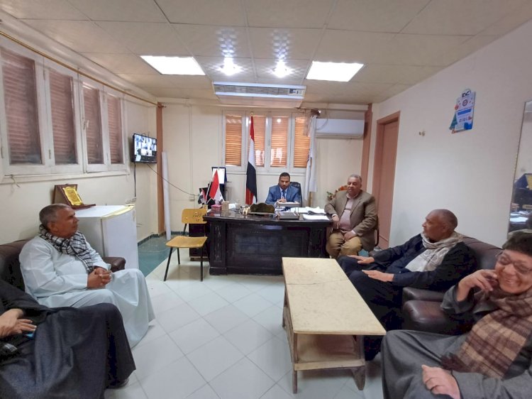 مدير عام التعليم بأبو تشت يشهد الاجتماع الدوري  لمجلس الأمناء 