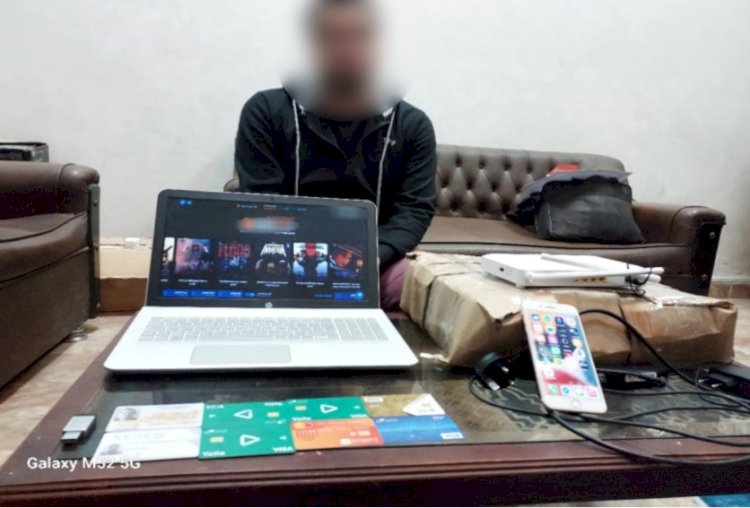 القبض علي  مدير مواقع الكترونية لادارته بث مقرصن