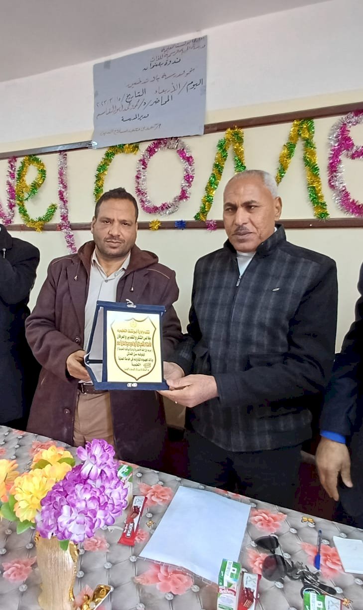 الحرية تكرم شعبان لبلوغه السن القانوني للتقاعد الي المعاش 