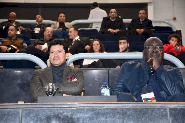 أشرف صبحي يشهد مباراة مصر والكونغو برازافيل في الجولة الثانية لبطولة افريقيا لليد