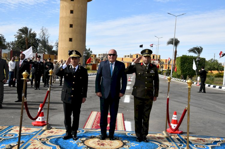 بمناسبة الذكري ٧٢ لعيد الشرطة.. محافظ قنا ومدير الأمن يضعان إكليل من الزهور على النصب التذكاري لشهداء الشرطة