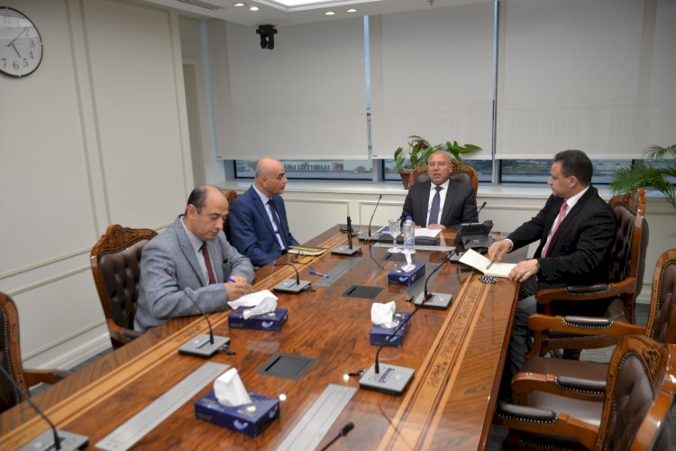 وزير النقل يتابع مع إدارة الجسر العربي للملاحة معدلات نقل البضائع والشاحنات عبر  الخط العربي للنقل البري والبحري