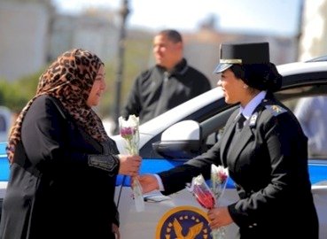 رجال الشرطة يشاركون المواطنين الاحتفال بعيد الشرطة ال"٧٢"