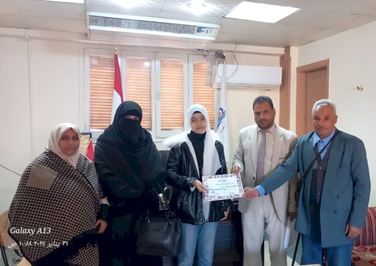 قاصد يكرم مريم لحصولها علي المركز الاول في مسابقة القراءة الحرة