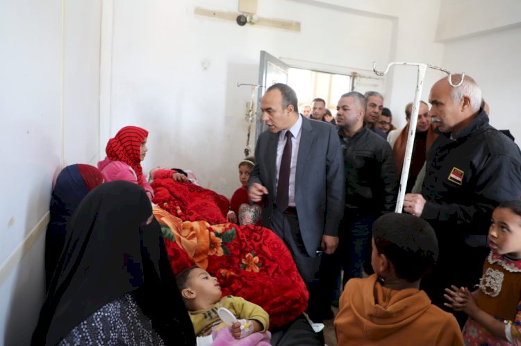 القاضي يتابع حالات التسمم الغذائي بالعدوة حتي خروجهم من المستشفي