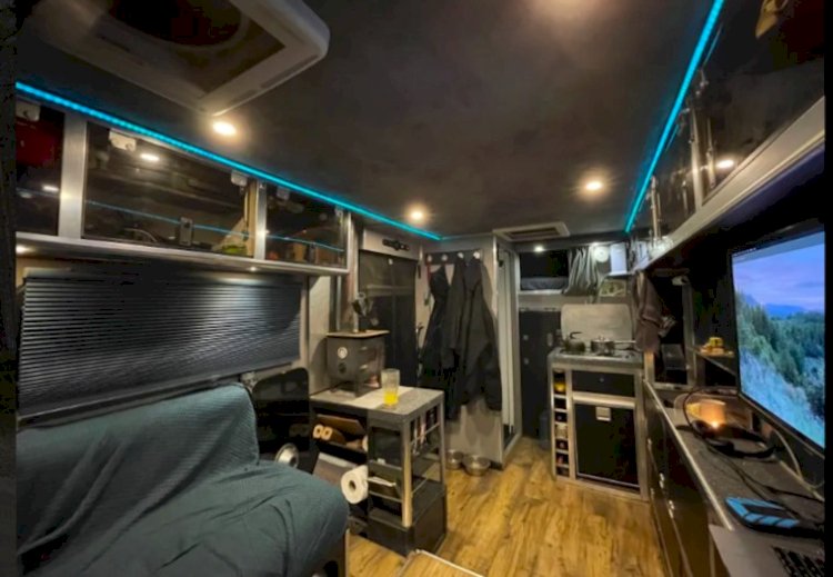 كراكون في الشارع الإنجليزي.. بريطاني يحوّل سيارته لمنزل متنقل ويسافر بها لعدة دول