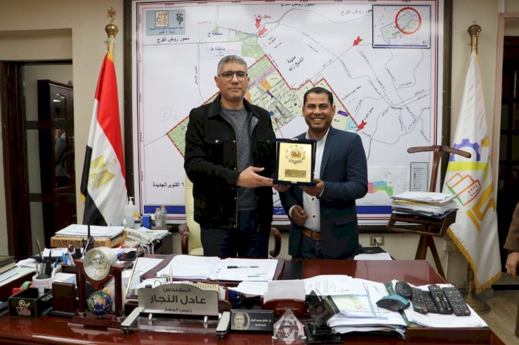 رئيس جهاز مدينة ٦ أكتوبر يكرم أحد عمال اليومية بإدارة العطاءات  