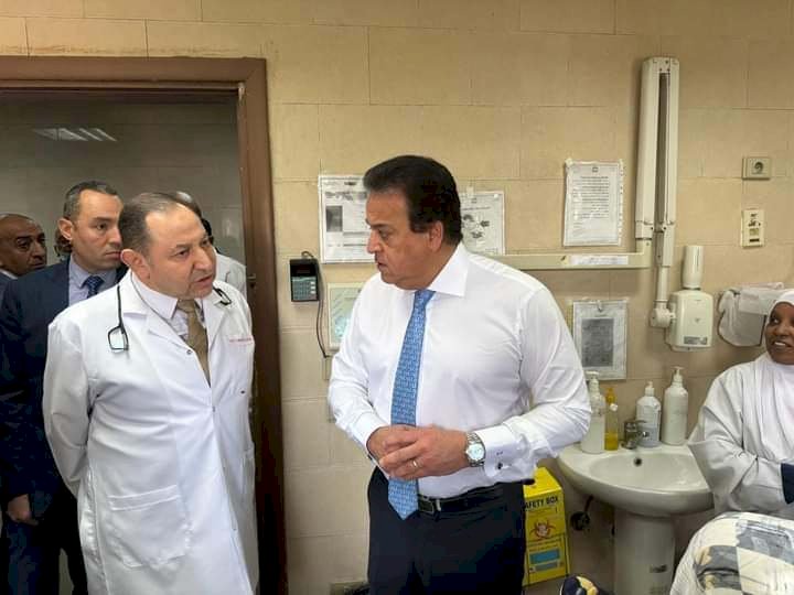 ضمن جولاته الميدانية المفاجئة..وزير الصحة يتفقد مستشفى العجوزة ويستمع لآراء المواطنين حول مستوى الخدمة