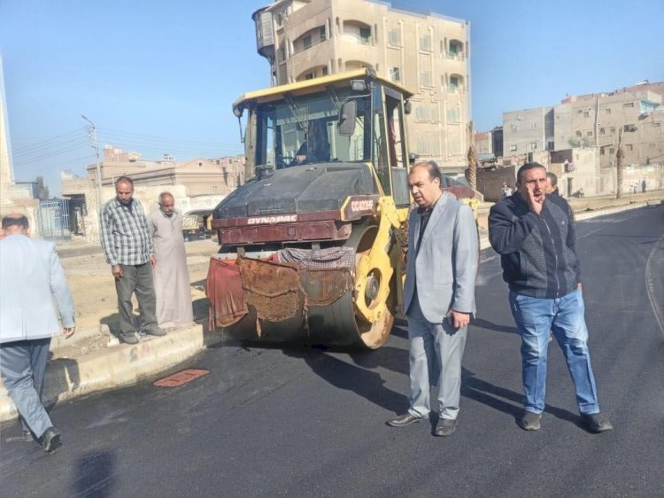 رئيس مجلس مدينة السنبلاوين '' يتابع أعمال رصف طريق ترعة الشون .