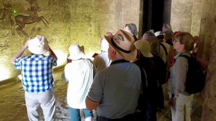 وفود سياحية أوروبية تزور المناطق الأثرية بالمنيا