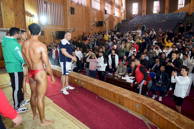 رئيس جامعة سوهاج يهنئ الطلاب الفائزين فى بطولة كمال الأجسام على مستوى الكليات 