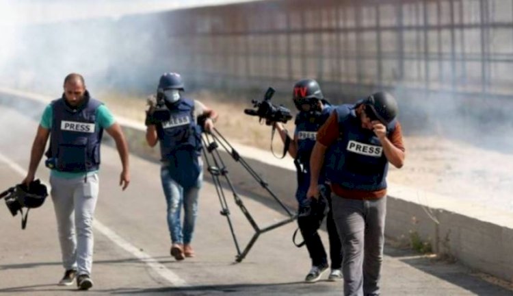 استمرار استهداف الكلمة.. صحفي وعائلته بدير البلح وسط غزة