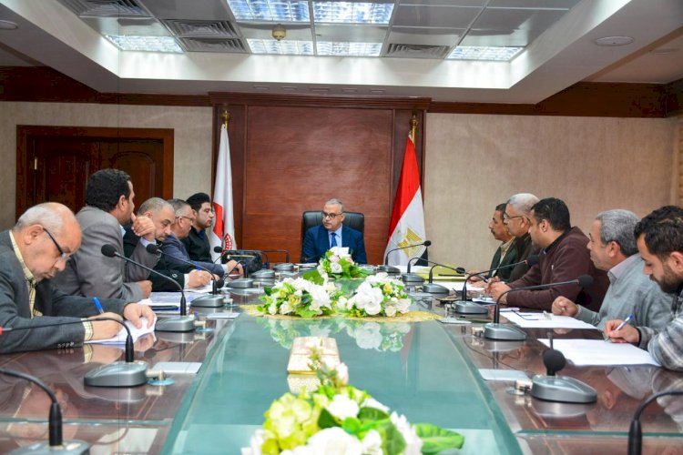 محافظ سوهاج يبحث مشروع  صرف صحي المنشاه والعسيرات