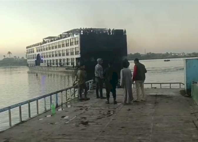 شحطت بمجرى نهر النيل.. إعادة تسيير باخرة نيلية على متنها 34 سائحًا بالمنيا