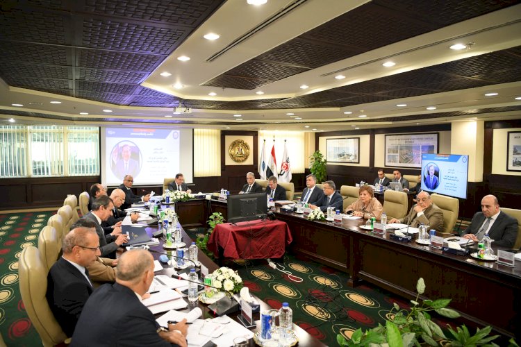 الملا يعتمد الموازنة التخطيطية للشركة القابضة للبتروكيماويات