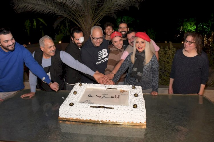 بالصور.. فريق عمل فيلم «المستريحة» يحتفل ببدء التصوير