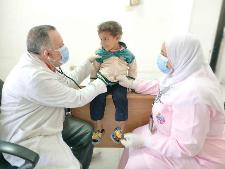 توقيع الكشف الطبي على 1334 حالة خلال قافلة طبية بقرية السلام ببني مزار بالمنيا