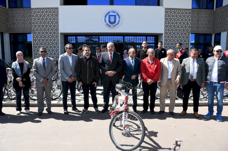 رئيس جامعة قناة السويس يسلم الجوائز للطلاب الفائزين بختام مسابقة "صحتنا من صحة كوكبنا" 