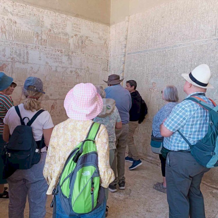 وفد سياحي متعدد الجنسيات يزور منطقة آثار بنى حسن بالمنيا