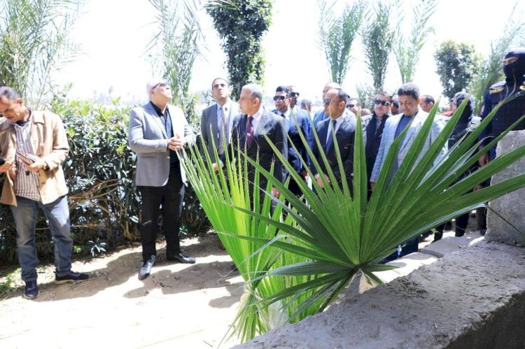 محافظ سوهاج يتفقد محلات الكورنيش الغربي