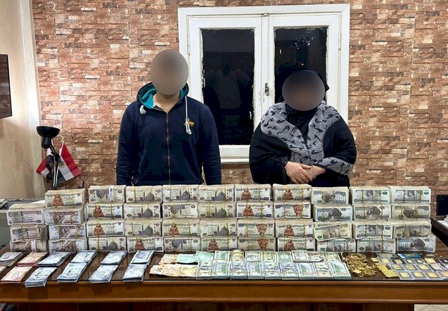 ضبط ربة منزل وابنها لقيامهما بالاتجار في العملات الاجنبية باسلوب "المقاصة"