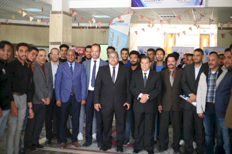 رئيس جامعة جنوب الوادي يفتتح الملتقى الأول للتدريب والتوظيف للطاقة الشمسية بكلية الهندسة